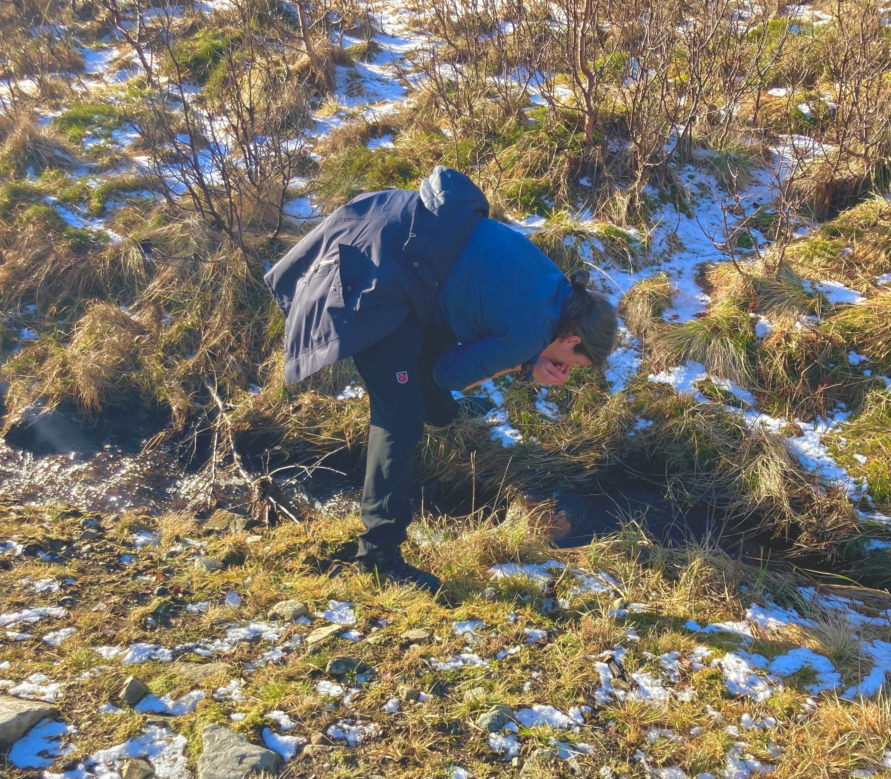 Daan drinkt uit rivier.jpg
