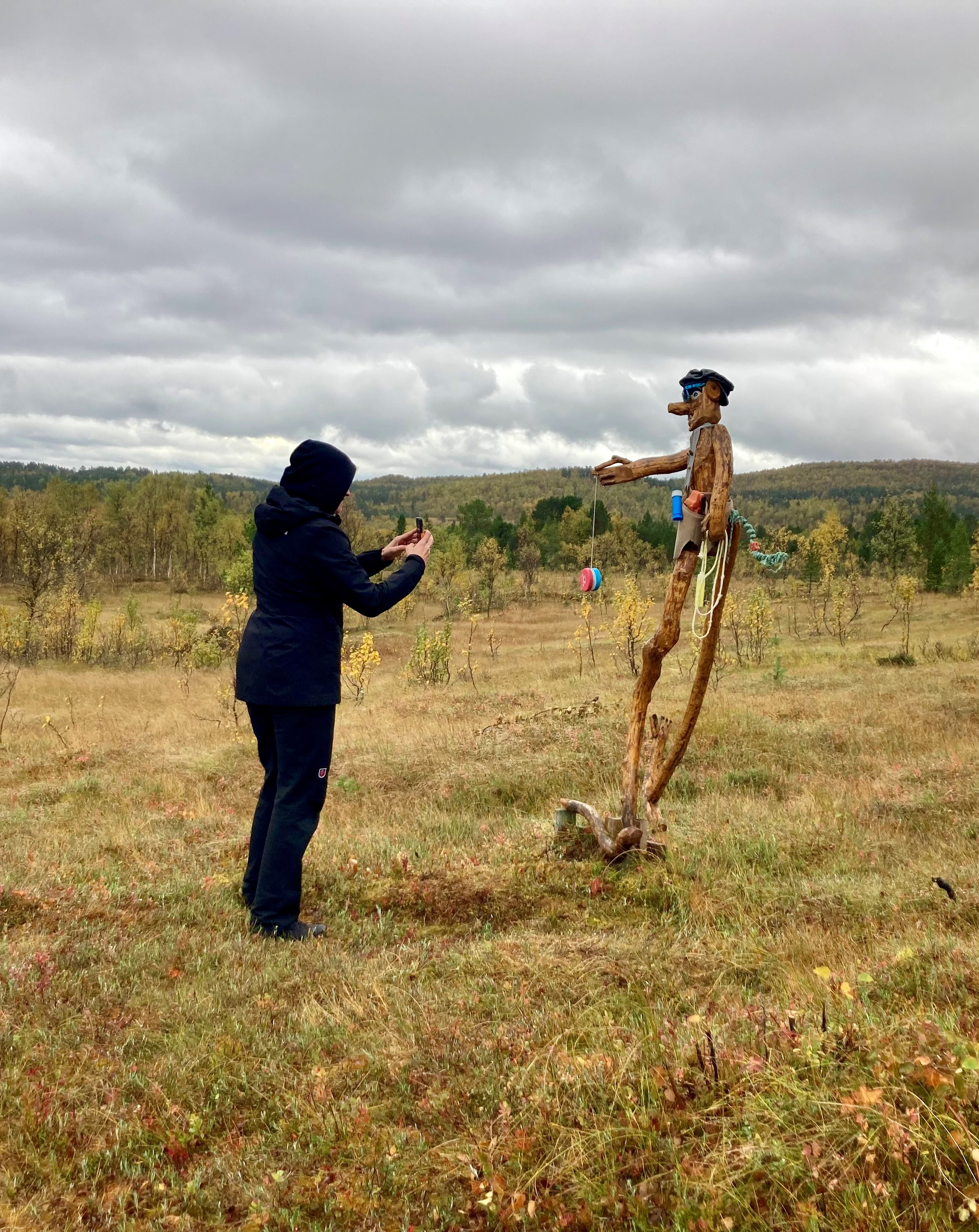 Daan fotografeert tijdens de wandeling.jpg