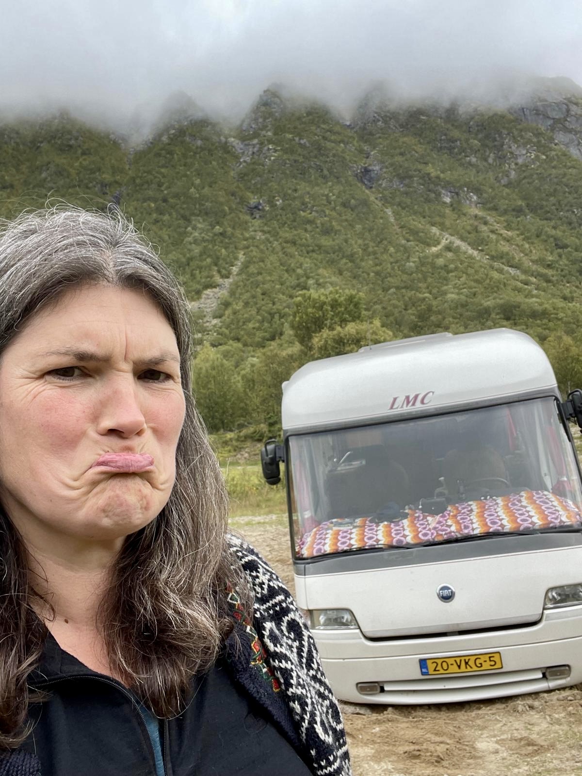 Daan is sip bij de camper.jpg