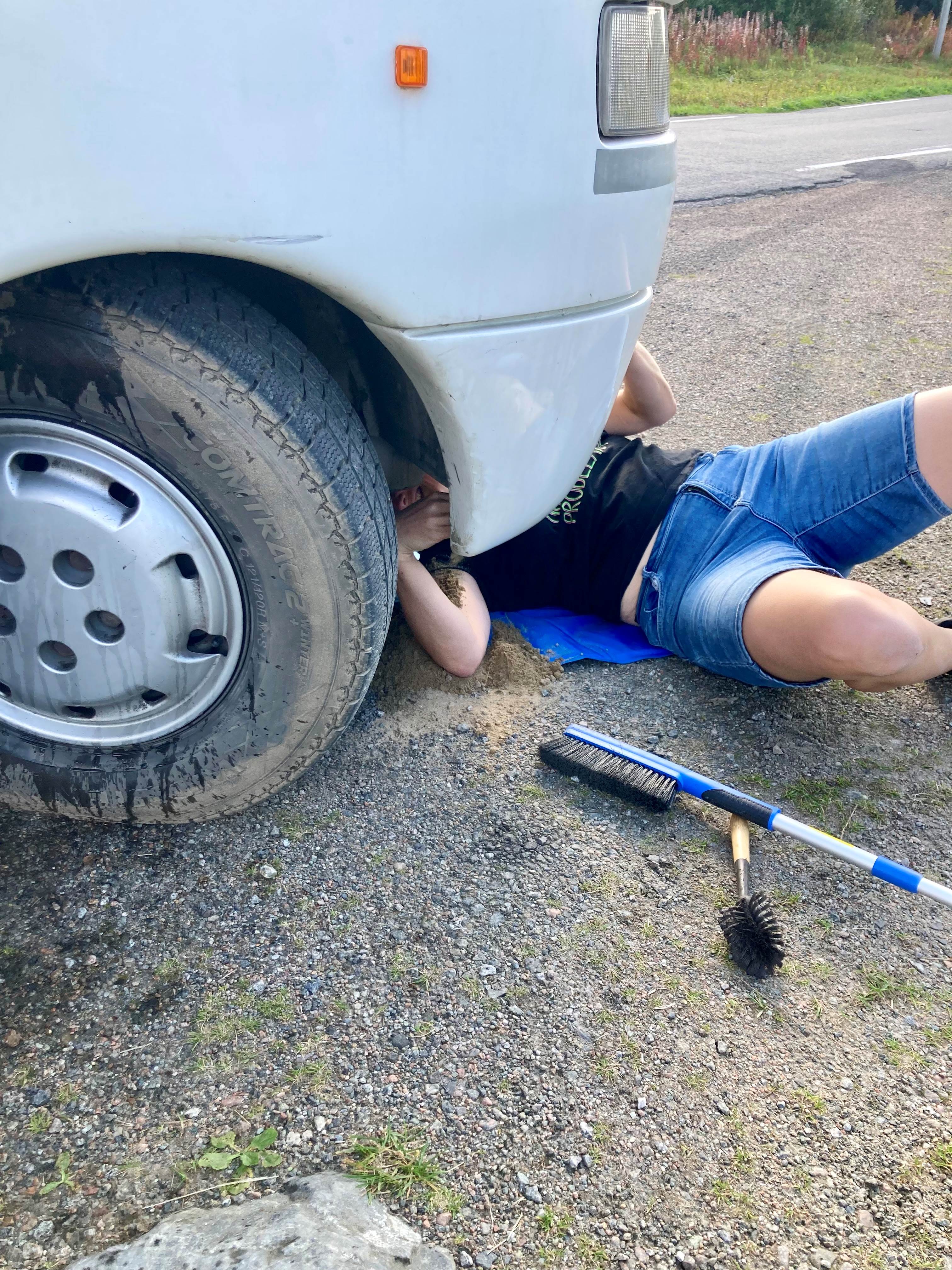 Daan onder de camper.jpg
