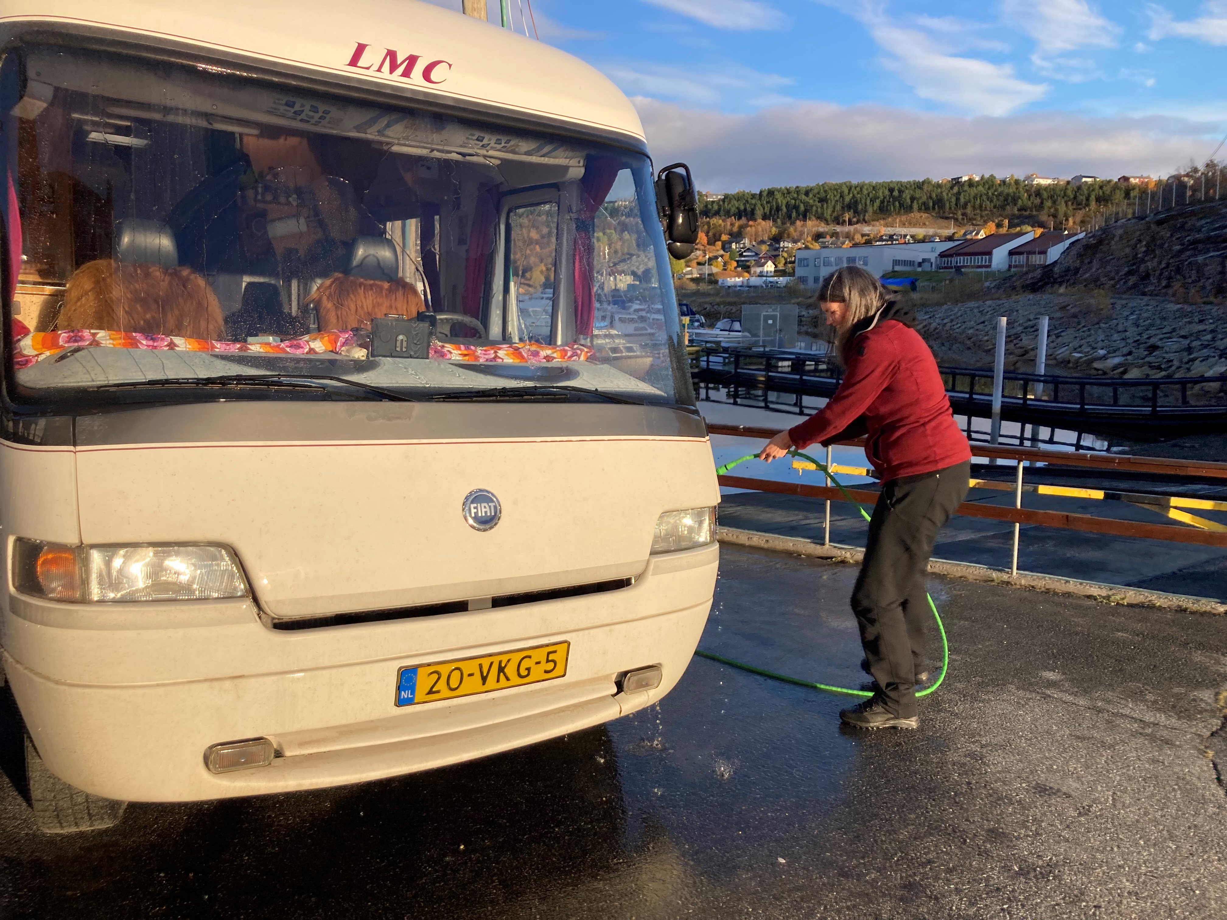 Daan spuit de camper schoon.jpg