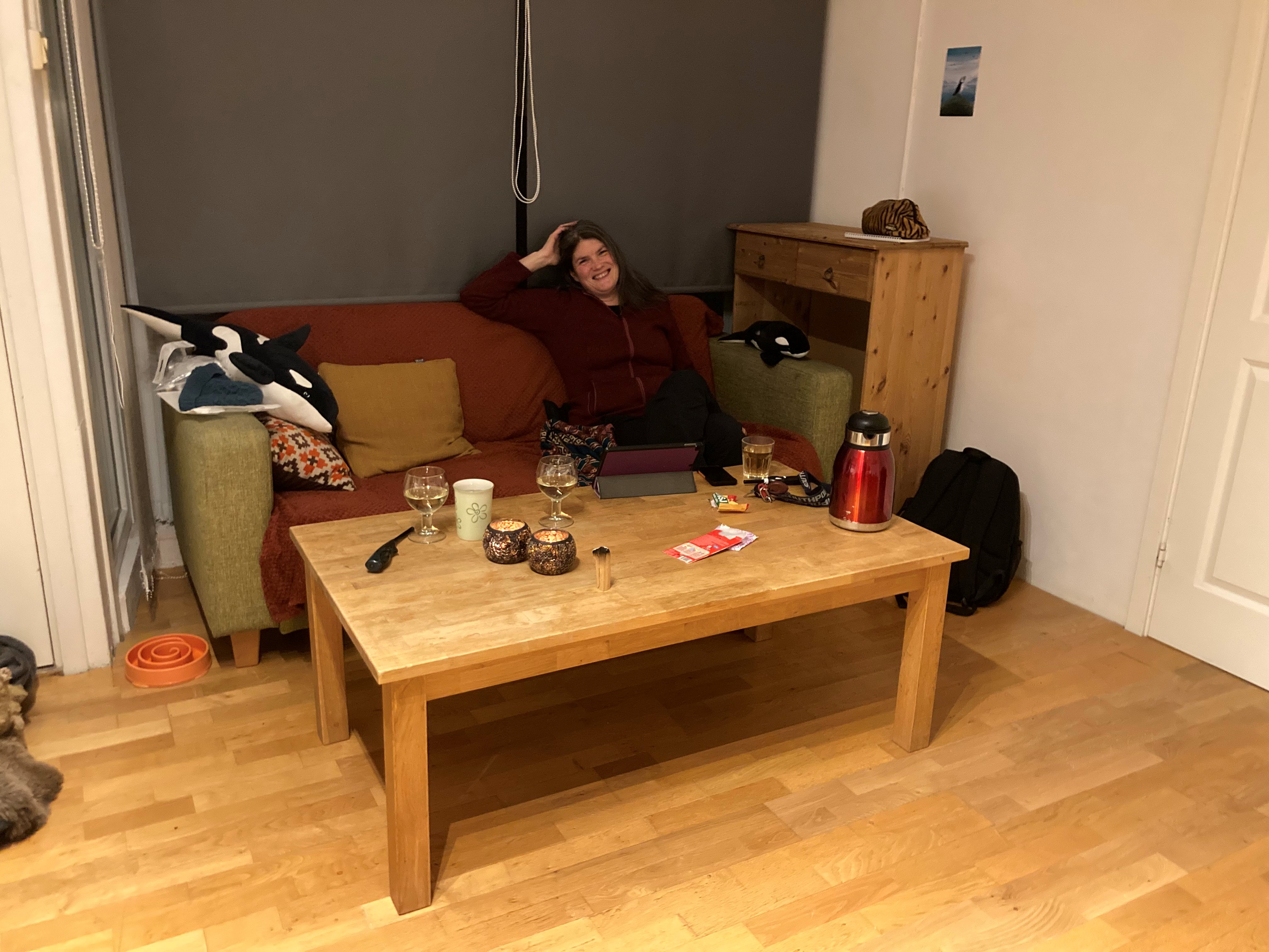 Daan zit blij in de woonkamer.jpg