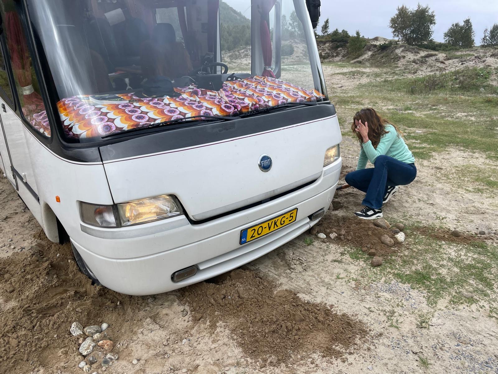 Maaike graaft camper uit.jpg