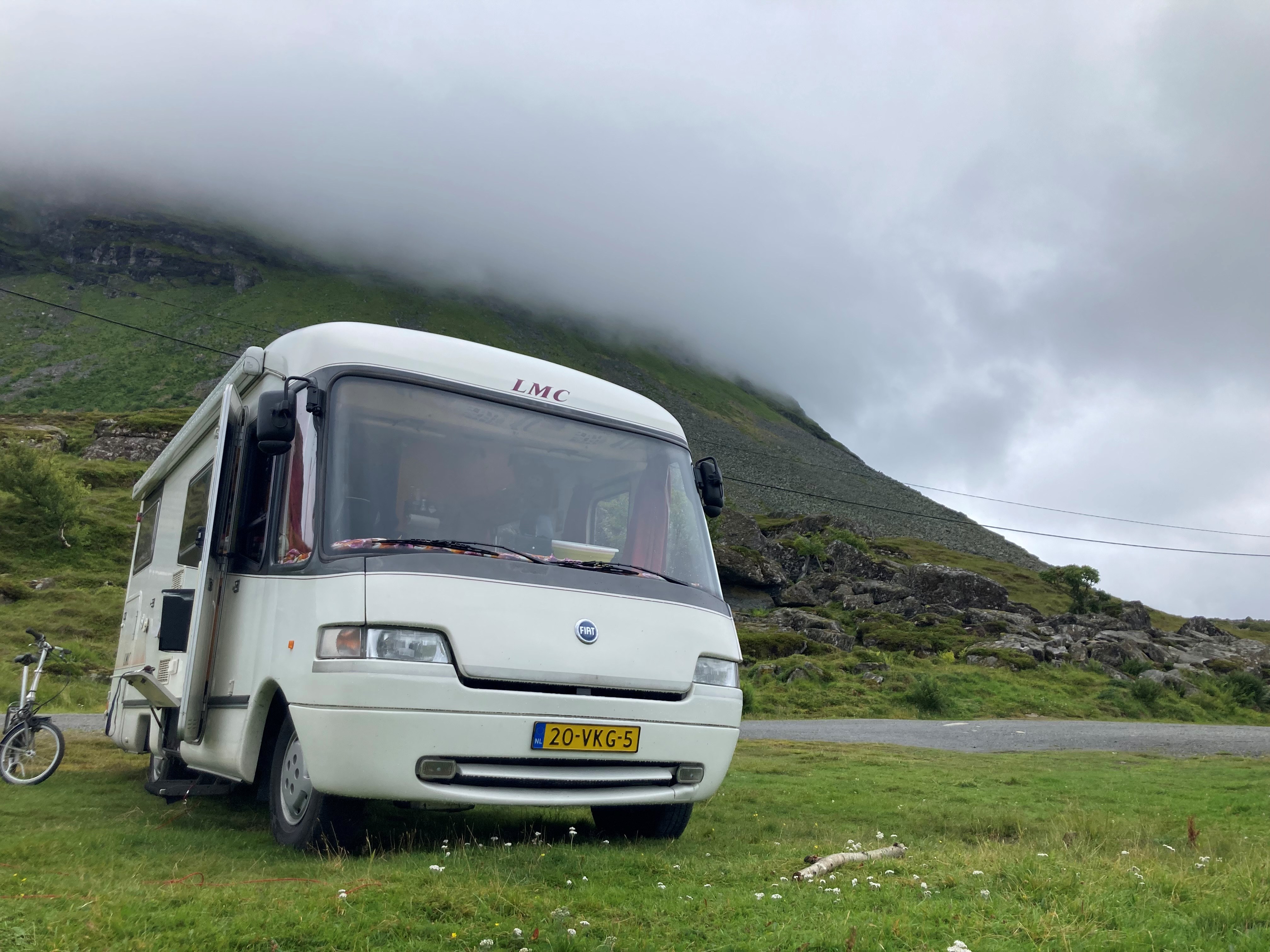 camper bij de berg.jpg