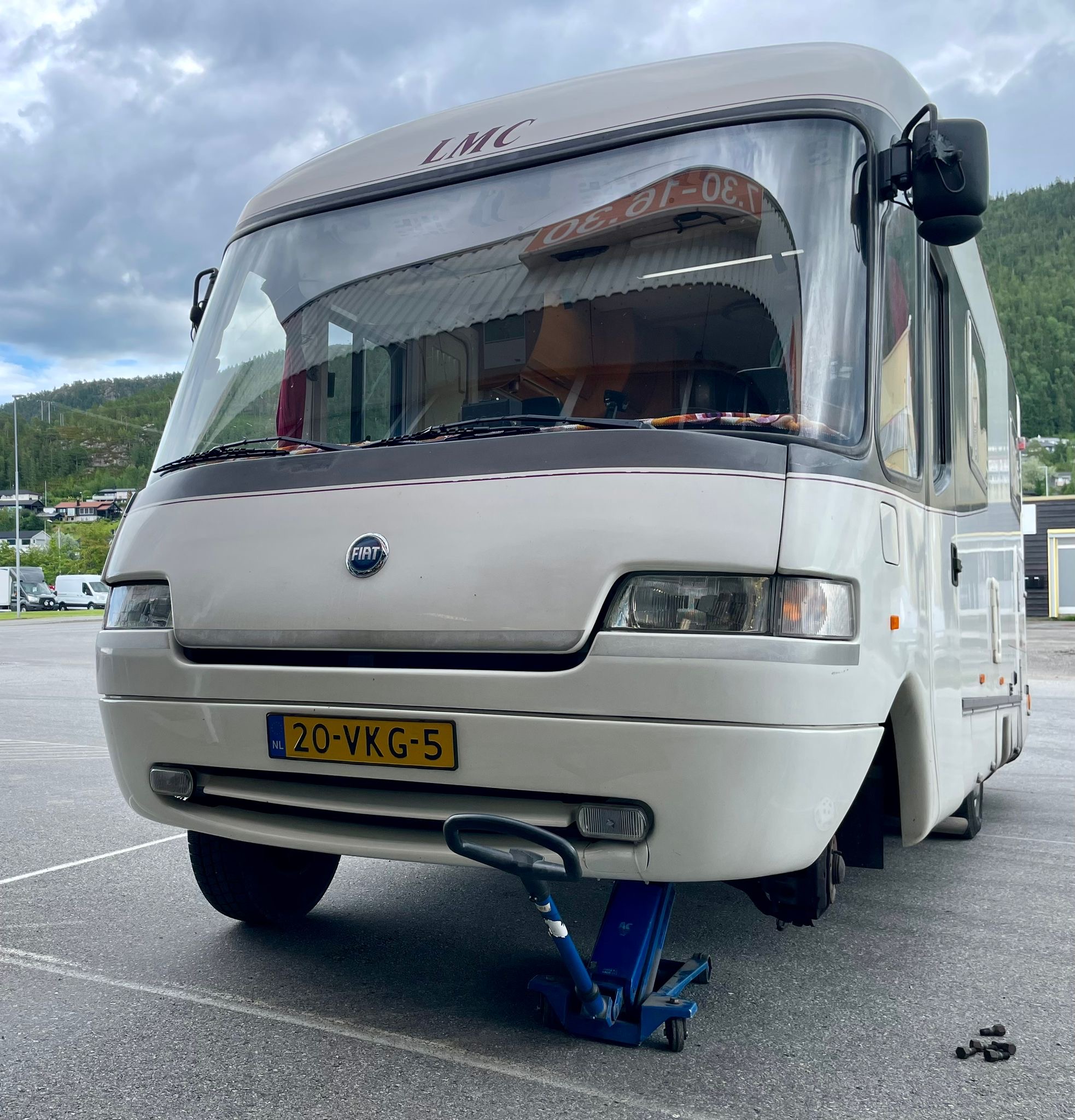 camper bij garage.jpg