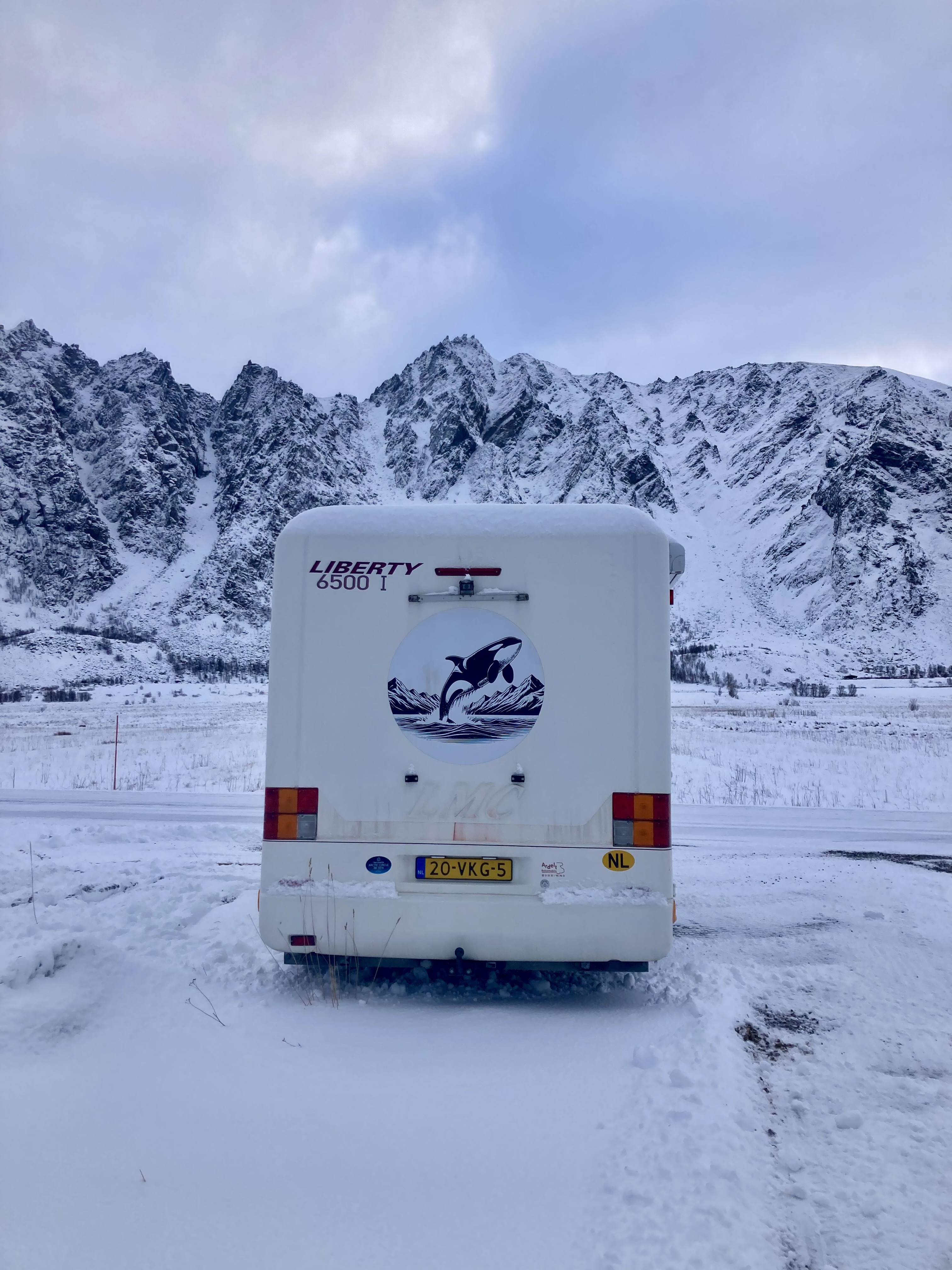 camper in de sneeuw.jpeg