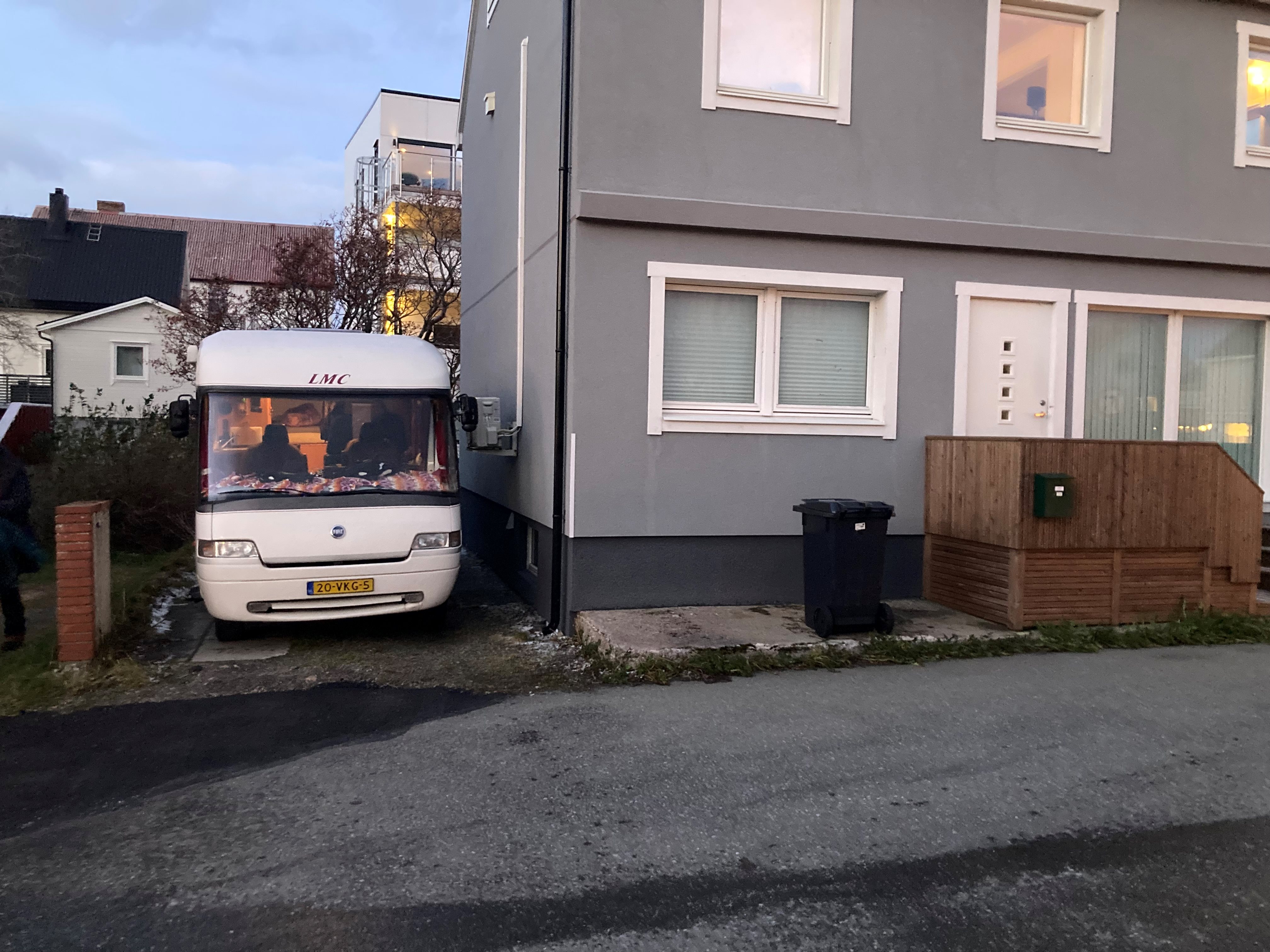 camper naast het huis.jpg