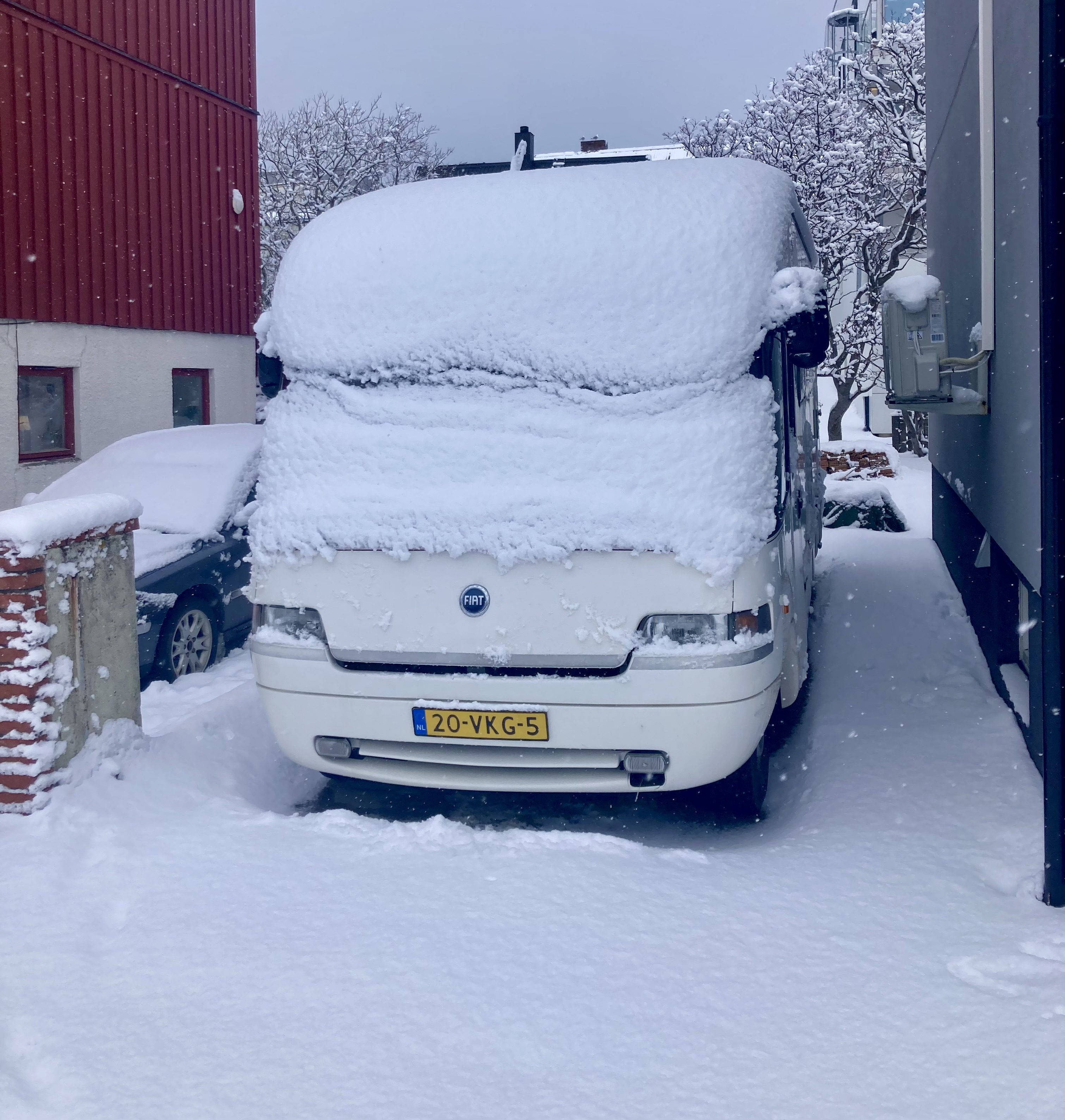 camper onder de sneeuw.jpeg
