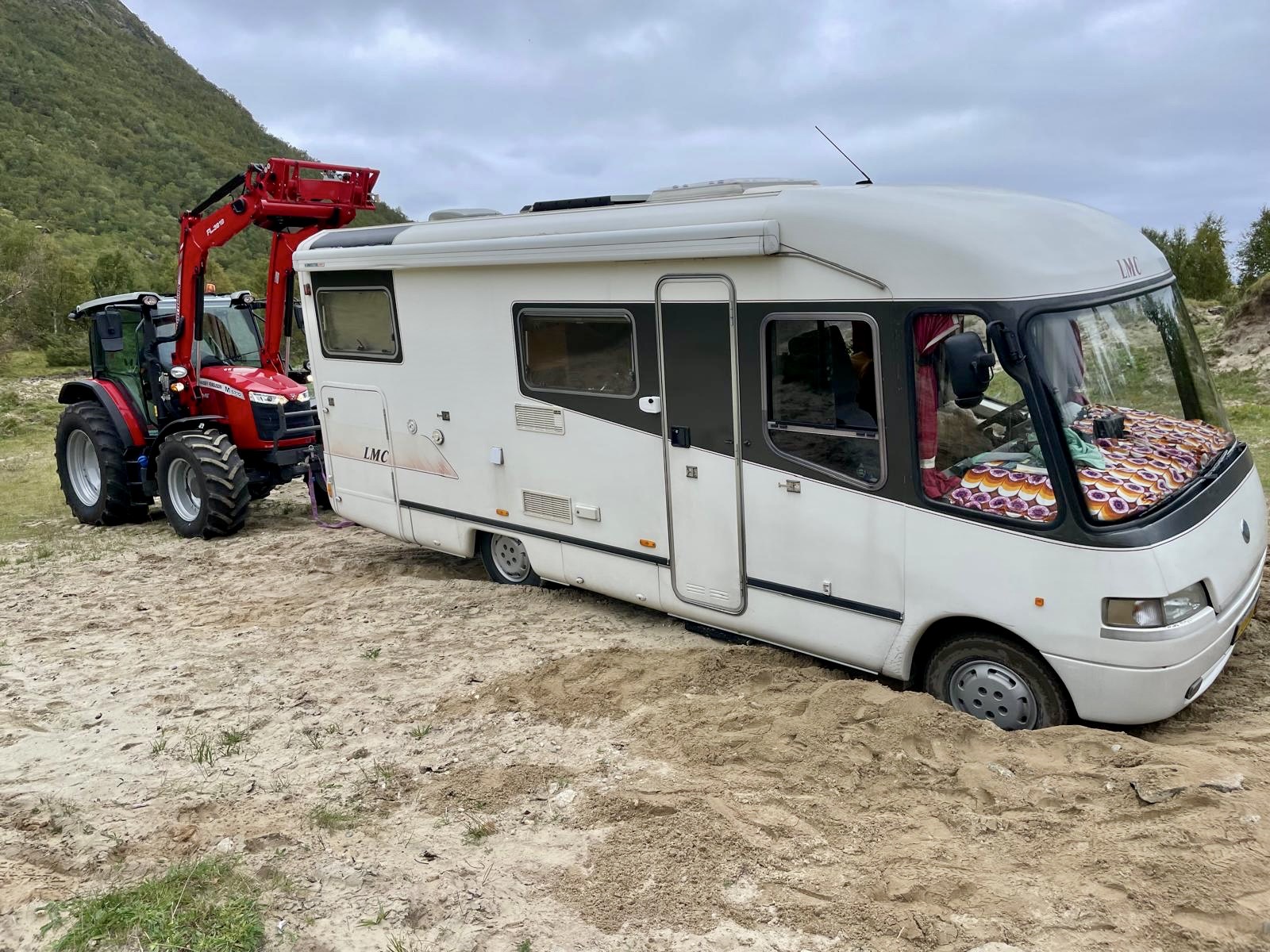 camper wordt los getrokken.jpg