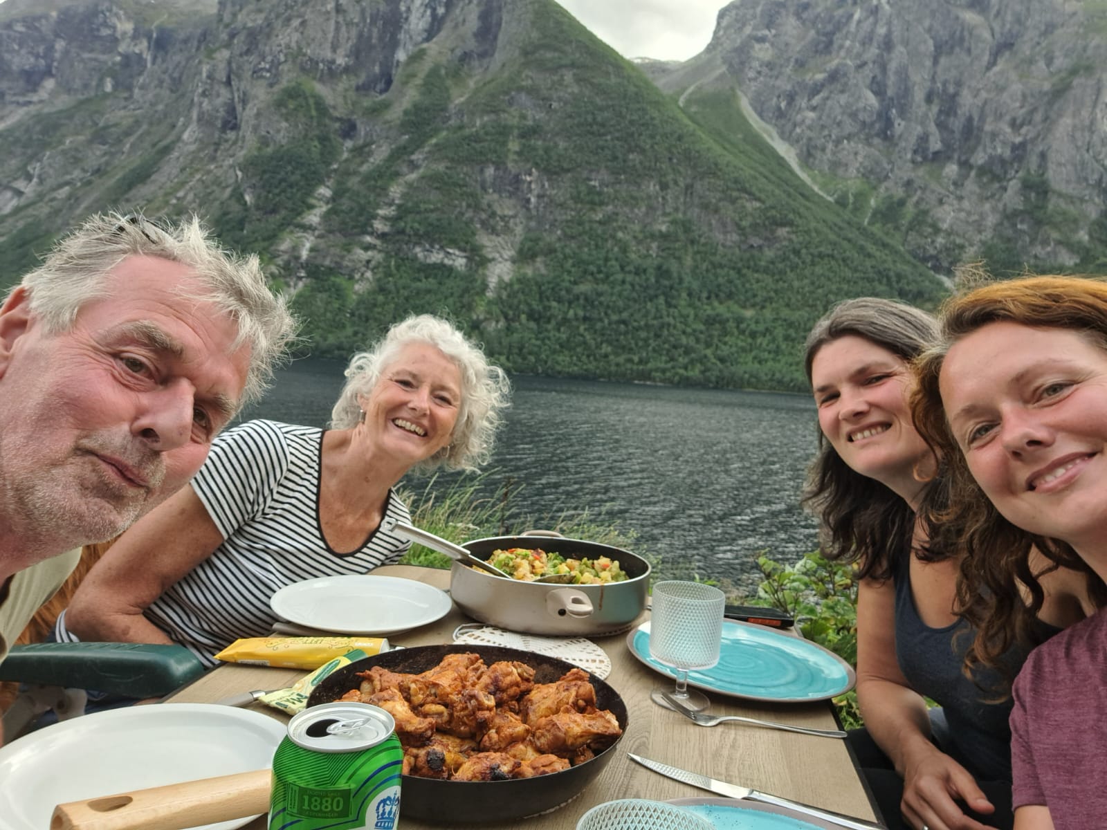 eten bij de waterval.jpg