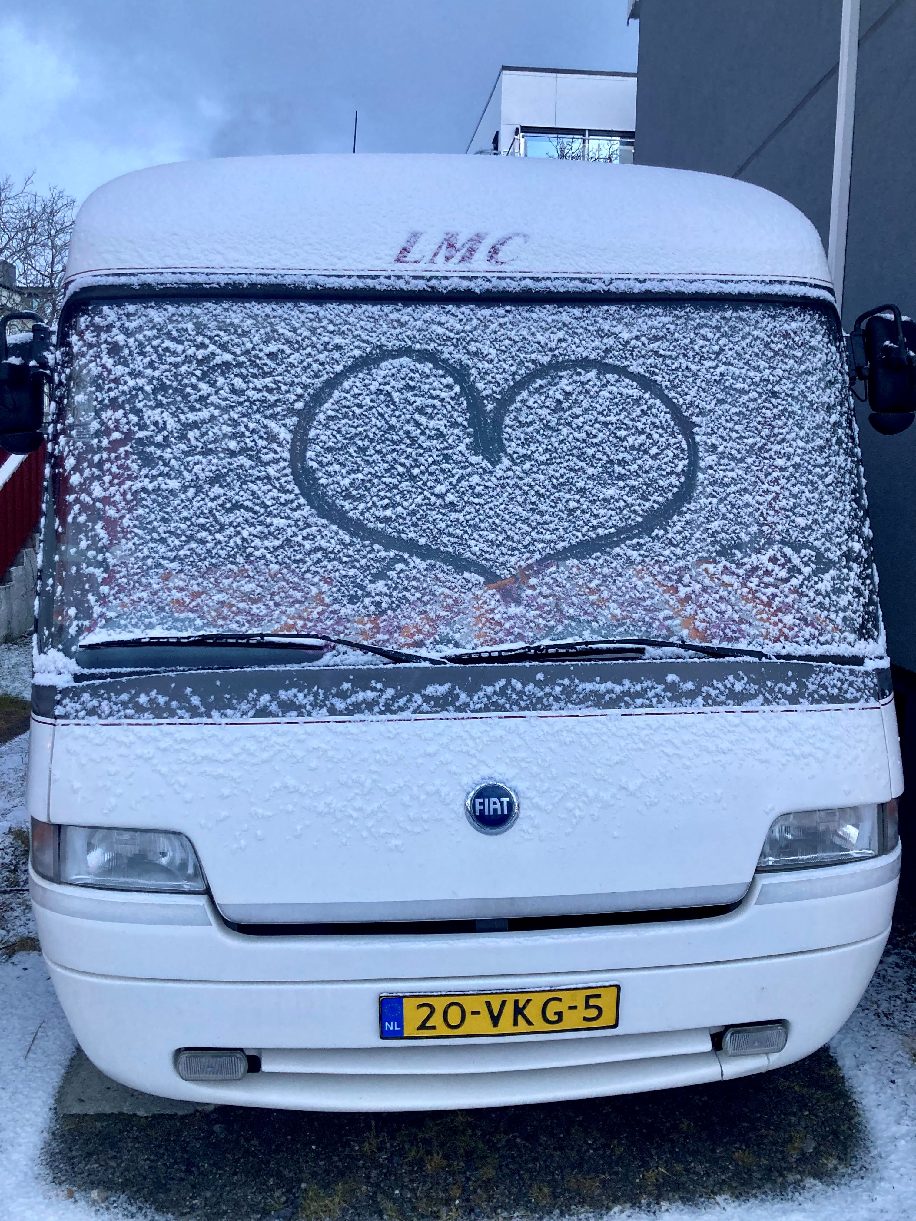 hartje op de camper.jpg