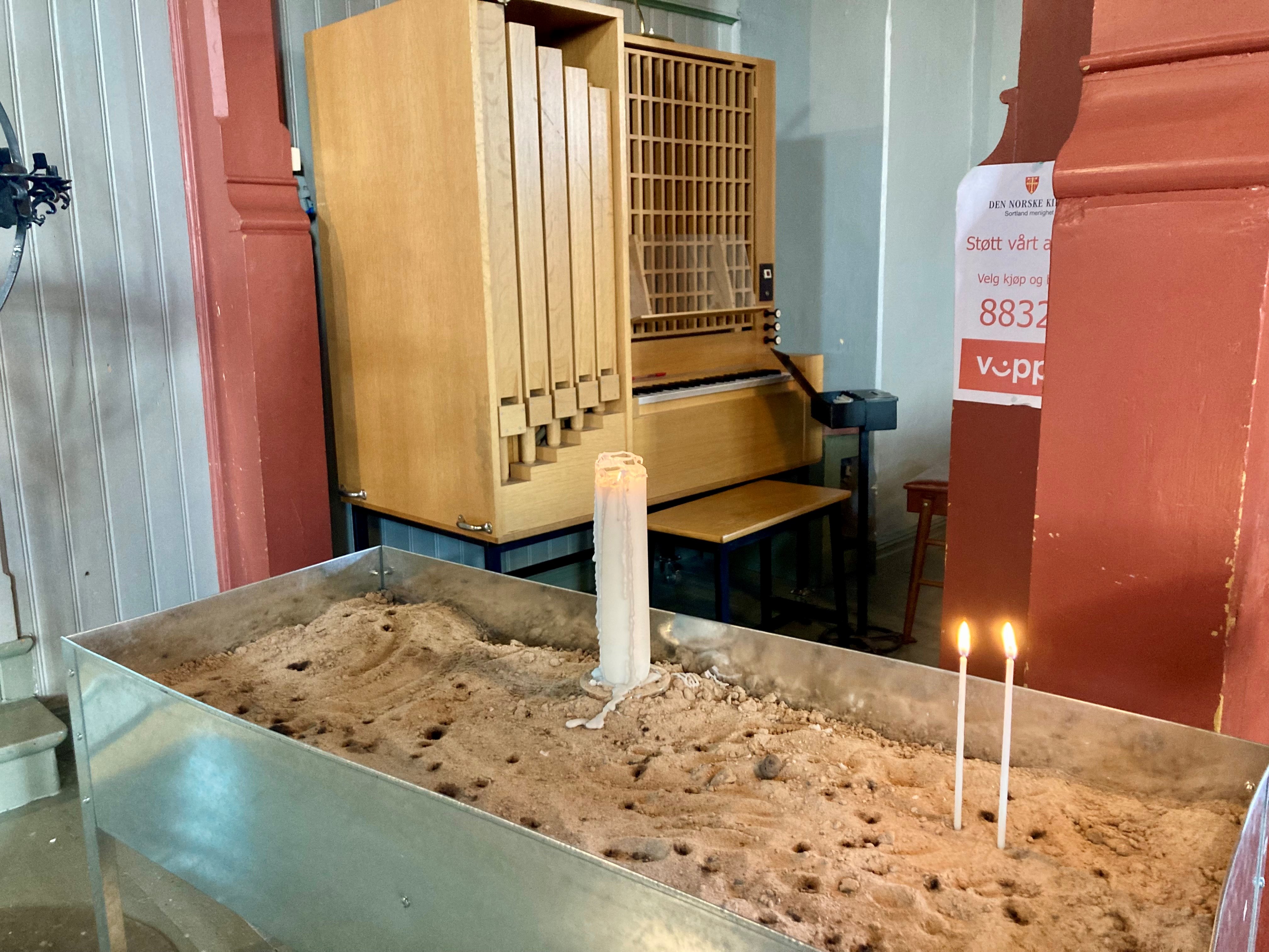 kaarsje in de kerk.jpg