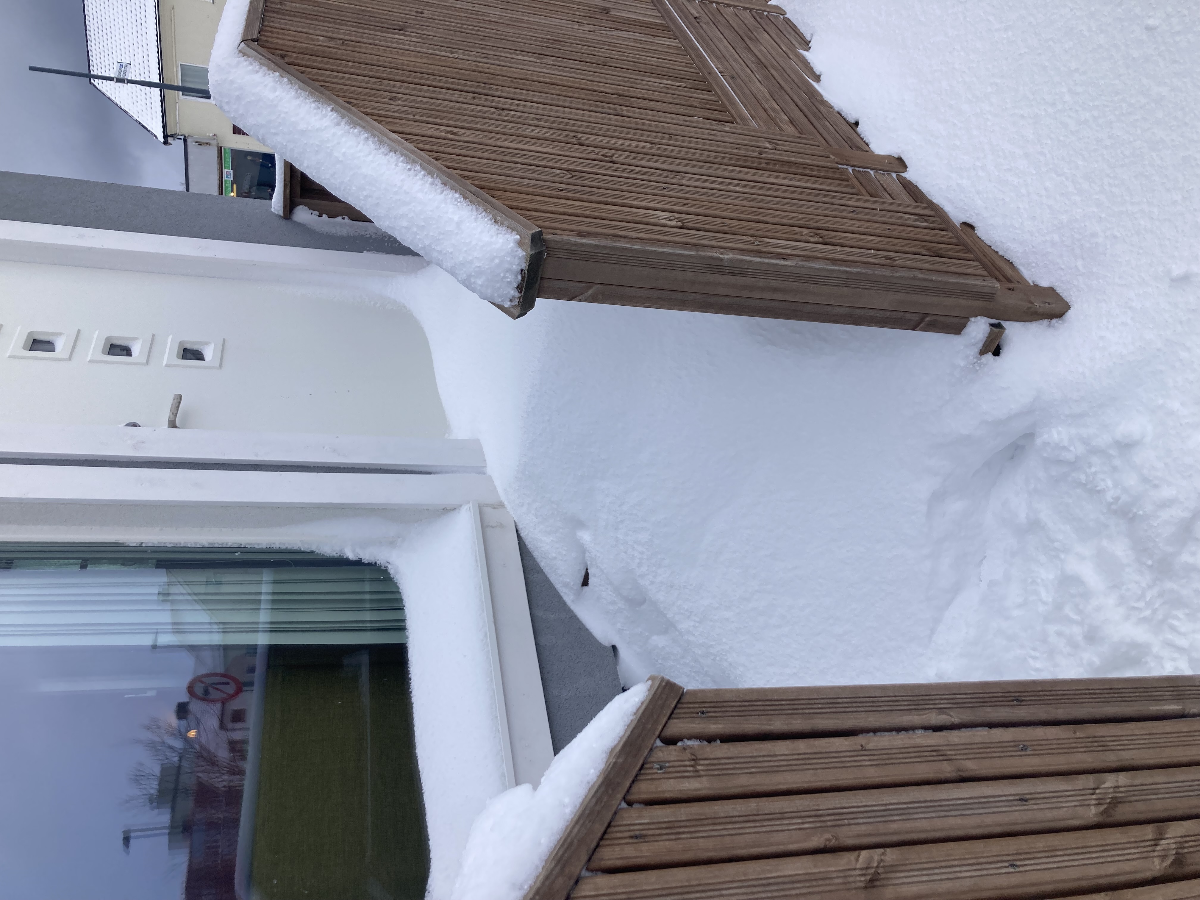 sneeuw bij voordeur.jpeg