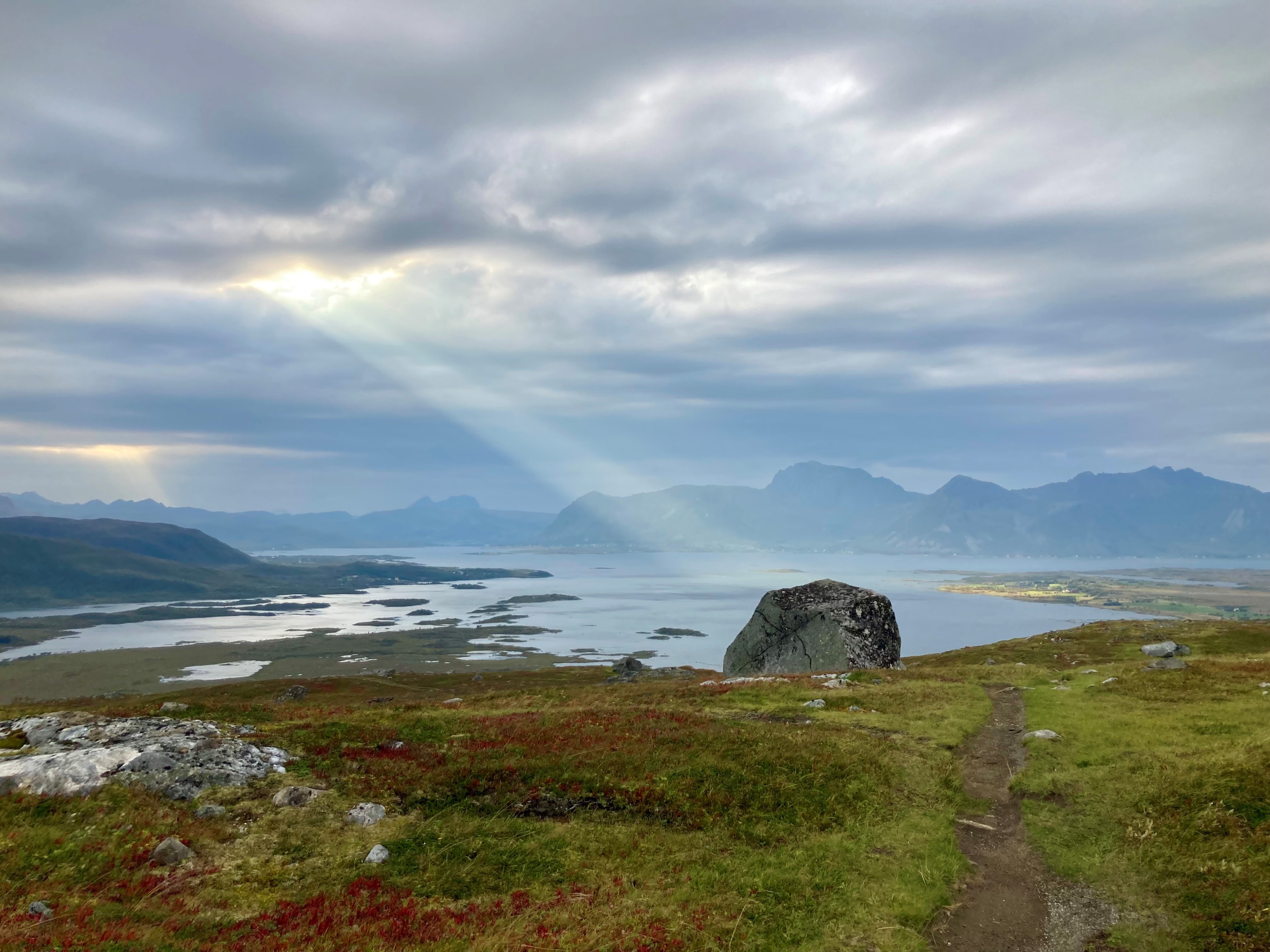 uitzicht bovenop de berg.jpg