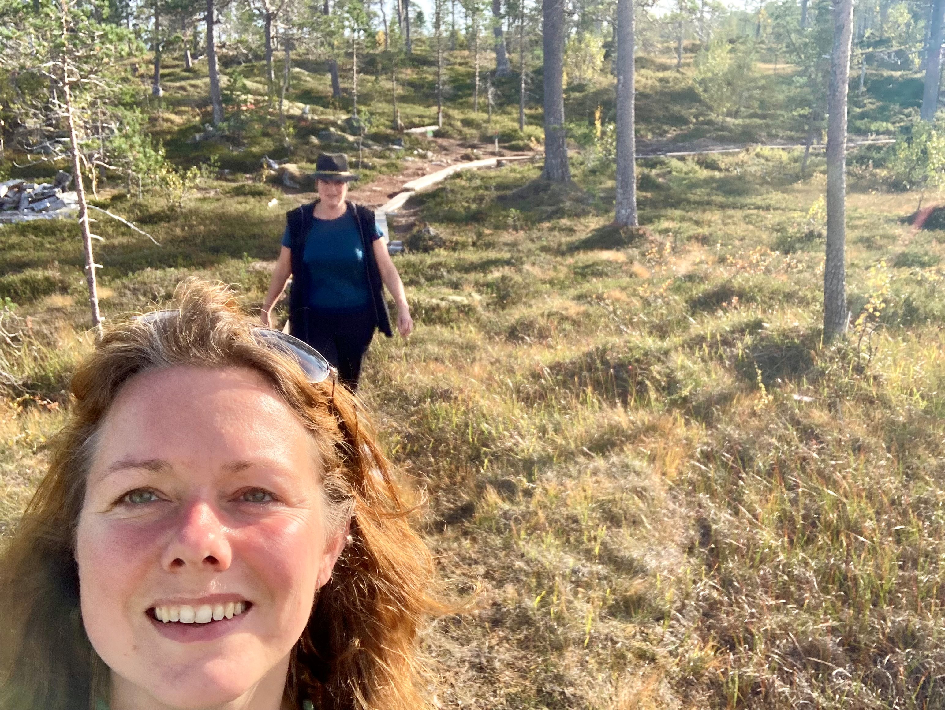 wandelen over het houten brugje.jpg